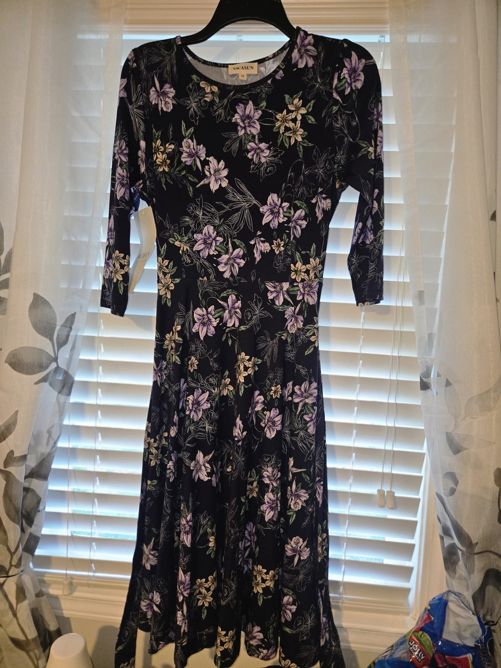 Midi dress with a purple floral Pattern